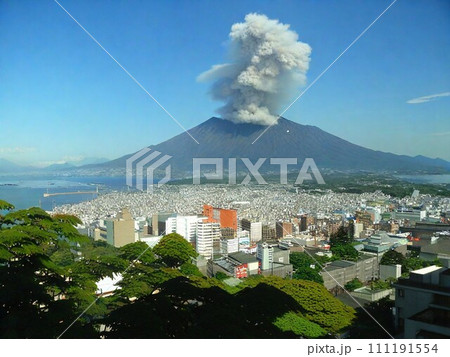 城山展望所から見る噴火湾と噴煙 111191554