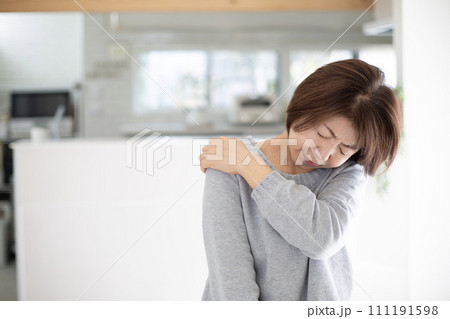 肩こりに悩む日本人のミドル女性 111191598