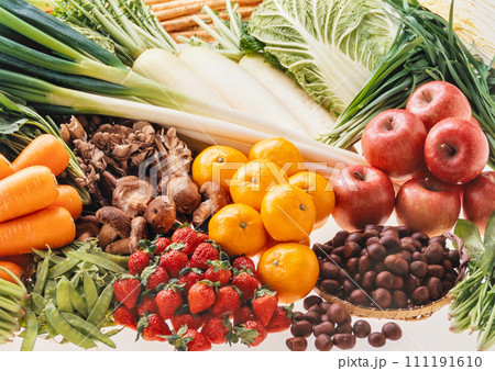 カラフルな野菜と果物 111191610