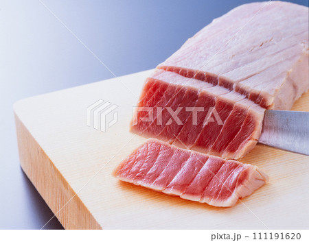 新鮮なまぐろの刺身 111191620