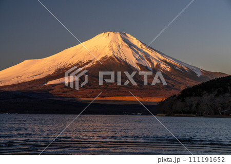 《山梨県》紅富士・夜明けの山中湖湖畔の眺望 111191652