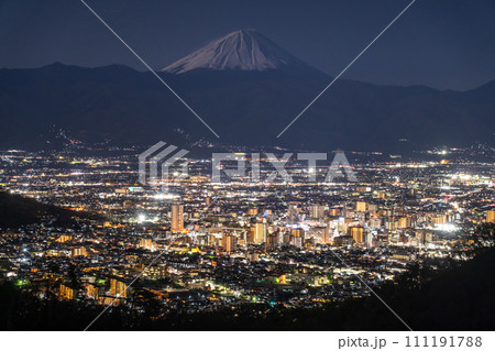 《山梨県》富士山と甲府盆地の夜景・千代田湖白山の眺望 111191788