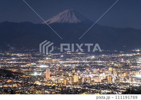 《山梨県》富士山と甲府盆地の夜景・千代田湖白山の眺望 111191789