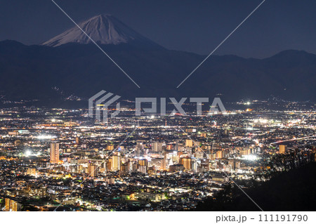 《山梨県》富士山と甲府盆地の夜景・千代田湖白山の眺望 111191790