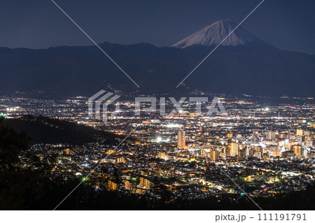 《山梨県》富士山と甲府盆地の夜景・千代田湖白山の眺望 111191791