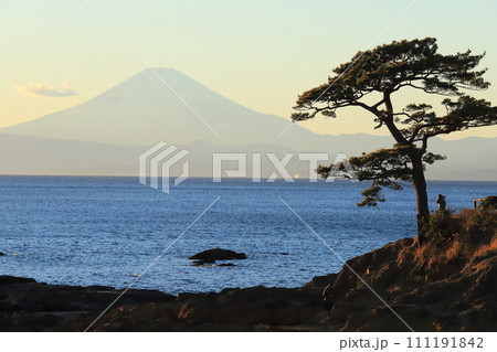 富士山と秋谷立石公園の夕景 111191842