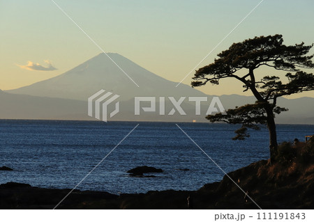 富士山と秋谷立石公園の夕景 富士山と秋谷立石公園の夕景 111191843
