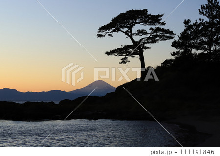 富士山と秋谷立石公園の夕景 富士山と秋谷立石公園の夕景 111191846