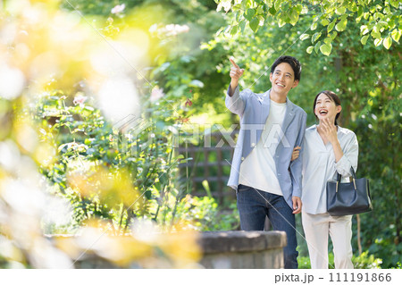 避暑地を旅行する若い夫婦 111191866