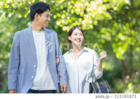 散歩する若い夫婦 散歩する若い夫婦 111191871