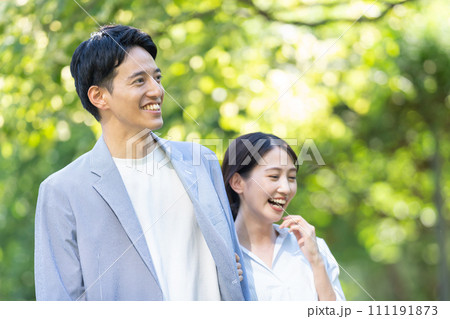 見上げる若いカップル 111191873
