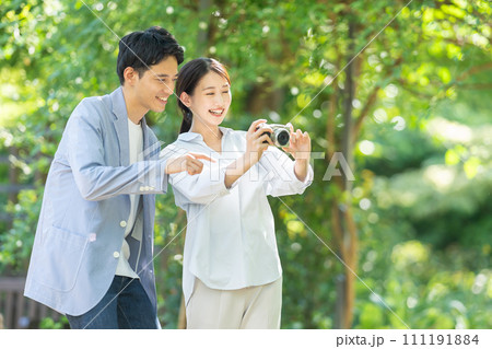 写真を撮る若いカップル 111191884