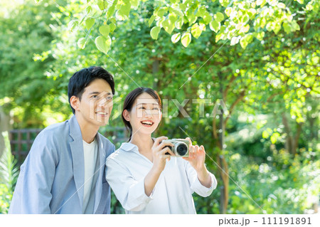 写真を撮るカップル 写真を撮るカップル 111191891