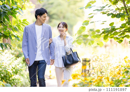 旅行する若いカップル 111191897