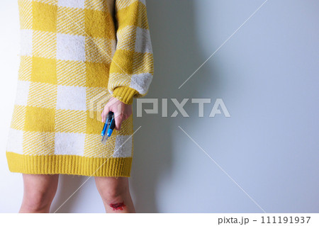 カッターを持つニットを着た若い女性 カッターを持つニットを着た若い女性 111191937