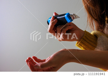 リストカットをする女性の手元のイメージ(顔なし) リストカットをする女性の手元のイメージ(顔なし) 111191941