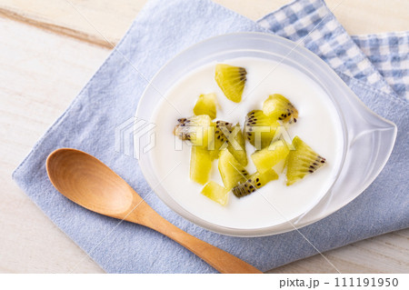 ヨーグルトとキウイ 111191950