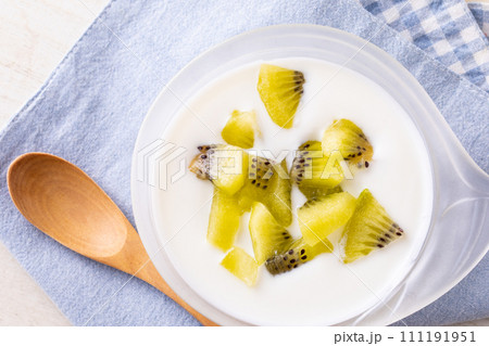 ヨーグルトとキウイ 111191951