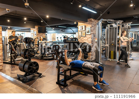 ジム　トレーニングマシン　スポーツクラブ 111191966