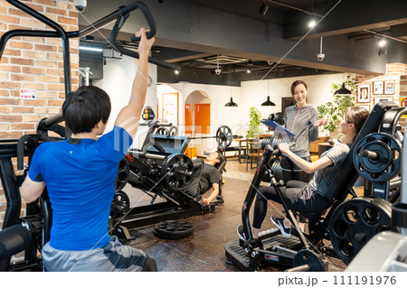 スポーツジム　ウエイトトレーニング　女性トレーナー 111191976
