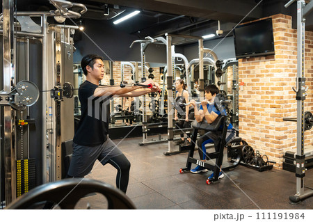 ジム　筋トレ　ウエイトトレーニング 111191984