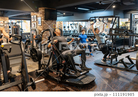 フィットネスジム　トレーニング　若い男女 111191985