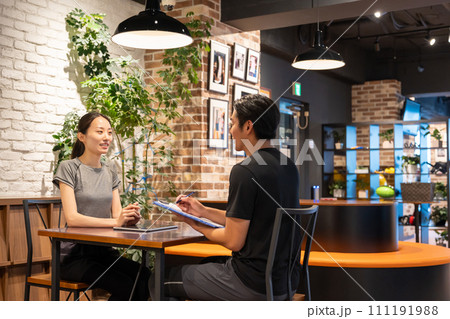 スポーツジム　入会案内　受付 111191988