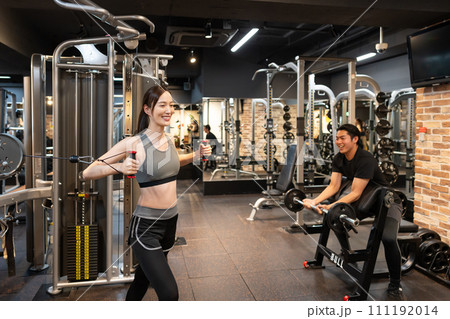 スポーツジムで運動するカップル スポーツジムで運動するカップル 111192014