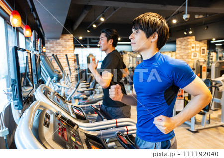 スポーツジムで走る男性 111192040