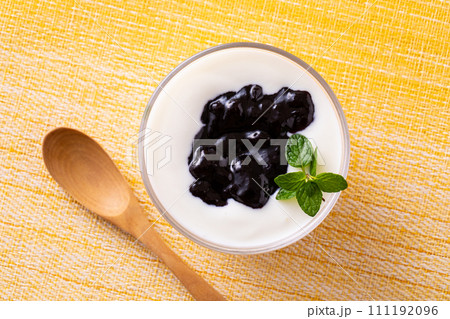 ヨーグルトとブルーベリージャム ヨーグルトとブルーベリージャム 111192096