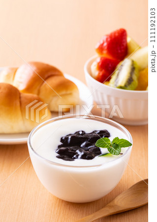 ヨーグルトとブルーベリージャム 111192103
