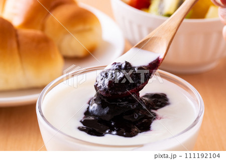 ヨーグルトとブルーベリージャム 111192104