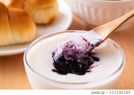 ヨーグルトとブルーベリージャム 111192105