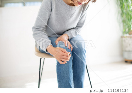 関節痛に悩む日本人の女性 関節痛に悩む日本人の女性 111192134