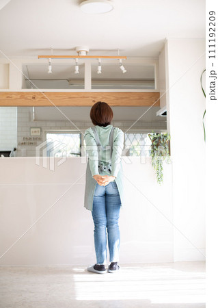 片頭痛に悩む日本人のミドル女性 111192209