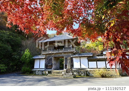 秋の秩父札所32番法性寺の鐘楼門に楓 111192527