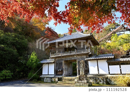 秋の秩父札所32番法性寺の鐘楼門に楓 111192528