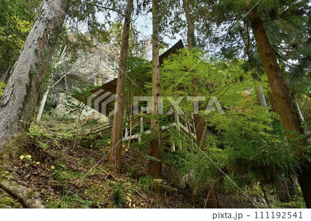 秋の秩父札所32番法性寺の本堂からの参道より見上げる観音堂 秋の秩父札所32番法性寺の本堂からの参道より見上げる観音堂 111192541
