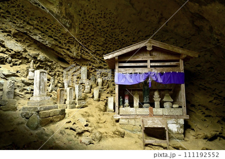 秋の秩父札所32番法性寺の観音堂裏のタフォニ地層の岩窟地蔵 111192552