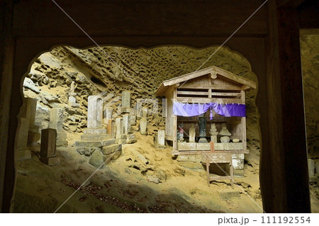 秋の秩父札所32番法性寺の観音堂裏のタフォニ地層の岩窟地蔵 秋の秩父札所32番法性寺の観音堂裏のタフォニ地層の岩窟地蔵 111192554