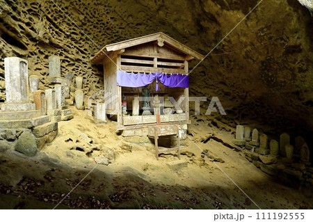 秋の秩父札所32番法性寺の観音堂裏のタフォニ地層の岩窟地蔵 秋の秩父札所32番法性寺の観音堂裏のタフォニ地層の岩窟地蔵 111192555