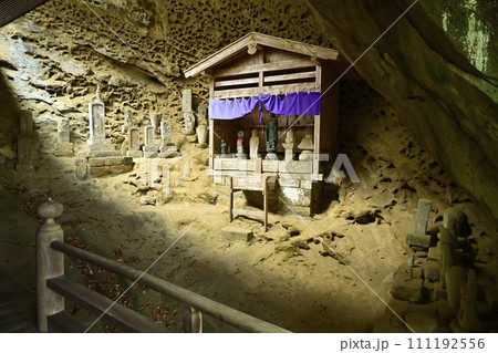 秋の秩父札所32番法性寺の観音堂裏のタフォニ地層の岩窟地蔵 秋の秩父札所32番法性寺の観音堂裏のタフォニ地層の岩窟地蔵 111192556