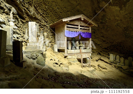 秋の秩父札所32番法性寺の観音堂裏のタフォニ地層の岩窟地蔵 111192558