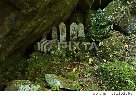 秋の秩父札所32番法性寺の観音堂への参道脇の仏像 111192566