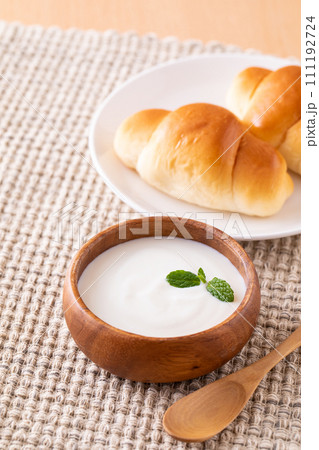 朝食にヨーグルトを食べる 朝食にヨーグルトを食べる 111192724