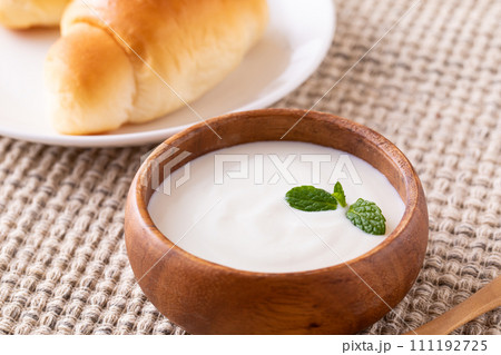 朝食にヨーグルトを食べる 朝食にヨーグルトを食べる 111192725