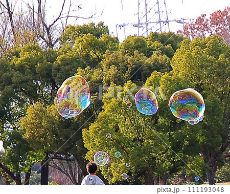 シャボン玉を見る子ども 111193048