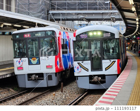 京阪3000系、8000系万博ラッピングの並び 111193117