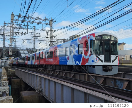中書島駅を発車する京阪3000系万博ラッピング 中書島駅を発車する京阪3000系万博ラッピング 111193120
