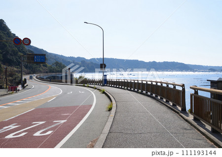 錦江湾と国道220号線の海崖橋 錦江湾と国道220号線の海崖橋 111193144